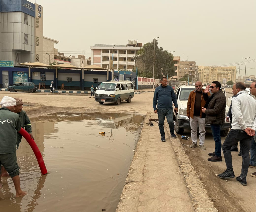نائب محافظ الفيوم يتابع أعمال كسح مياه الأمطار بعدد من شوارع وأحياء المدينة
