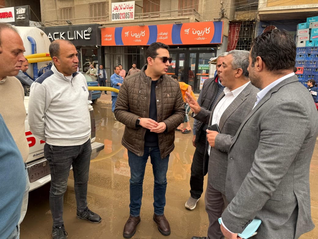 نائب محافظ الفيوم يتابع أعمال كسح مياه الأمطار بعدد من شوارع وأحياء المدينة