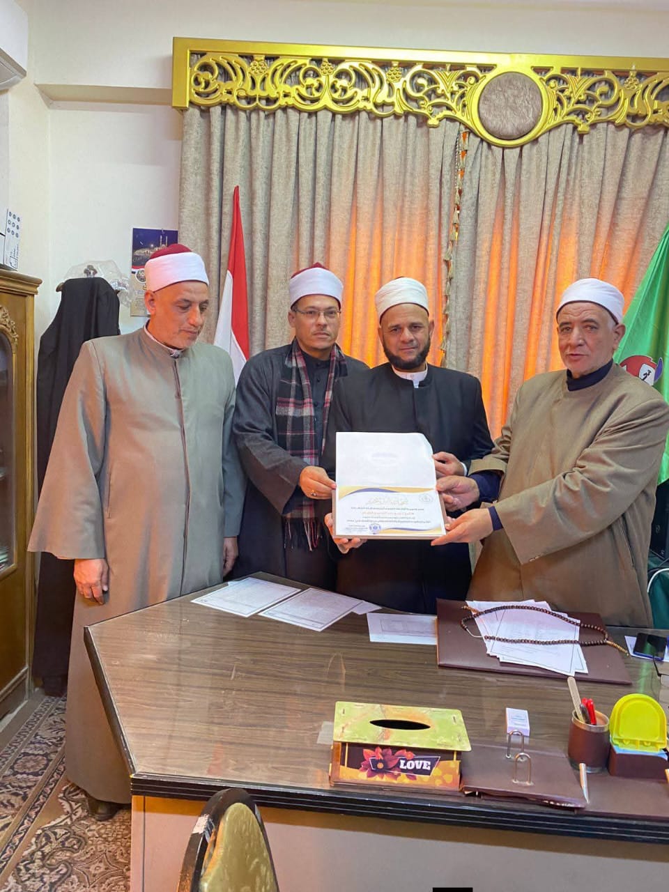 مدير أوقاف الفيوم يكرم الشيخ ربيع عبد الله عبدالفتاح تقديرًا لانضباطه الدعوي والعملية