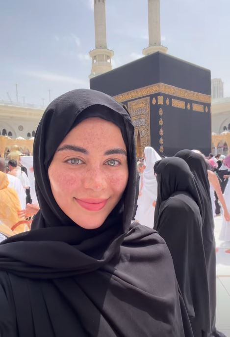 يارا السكري تؤدي مناسك العمرة