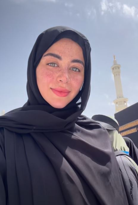 يارا السكري تؤدي مناسك العمرة
