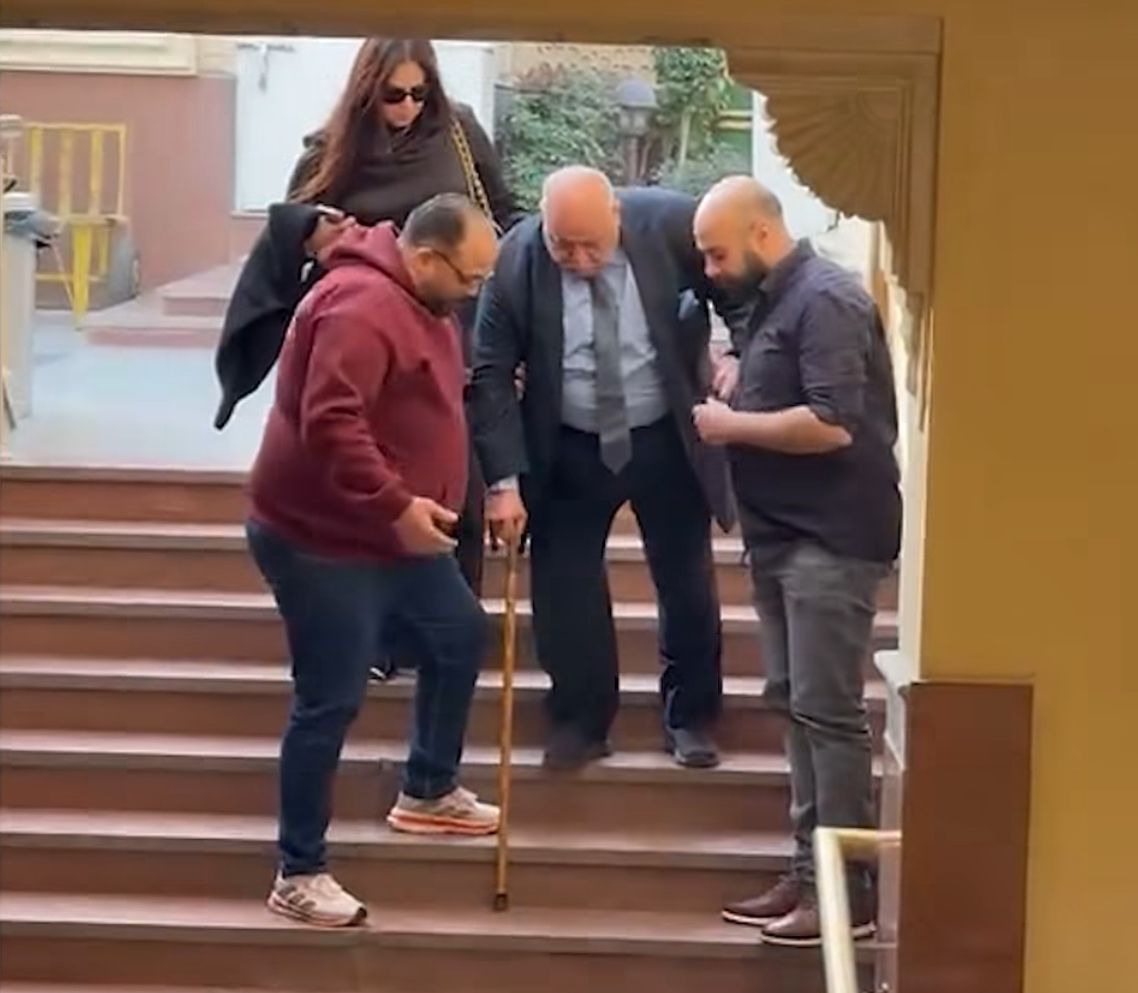 حاتم صلاح في عزاء والده