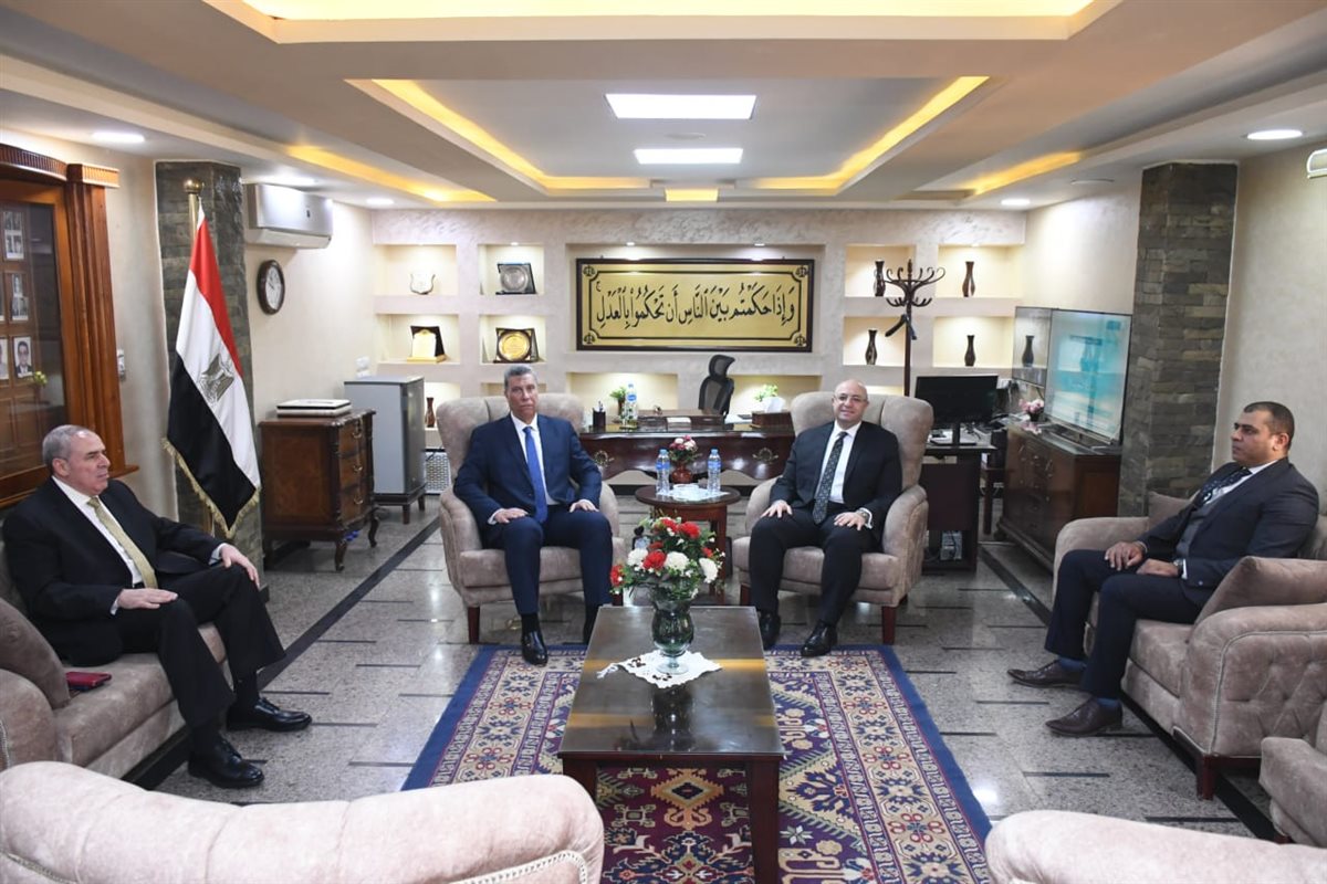 محافظ الفيوم يبحث سبل تعزيز التعاون المشترك مع