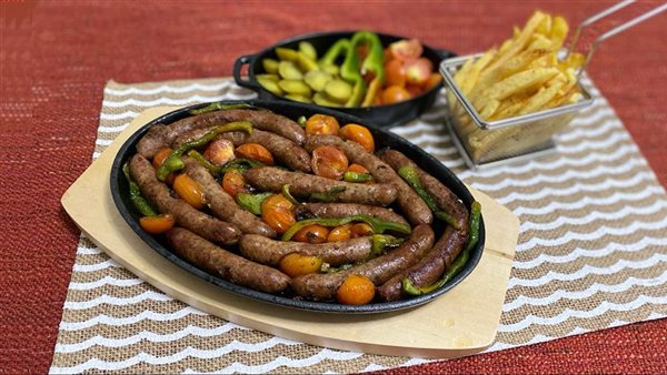 طريقة عمل السجق بالبصل والطماطم&nbsp;