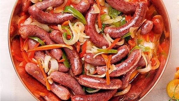طريقة عمل السجق بالبصل والطماطم&nbsp;