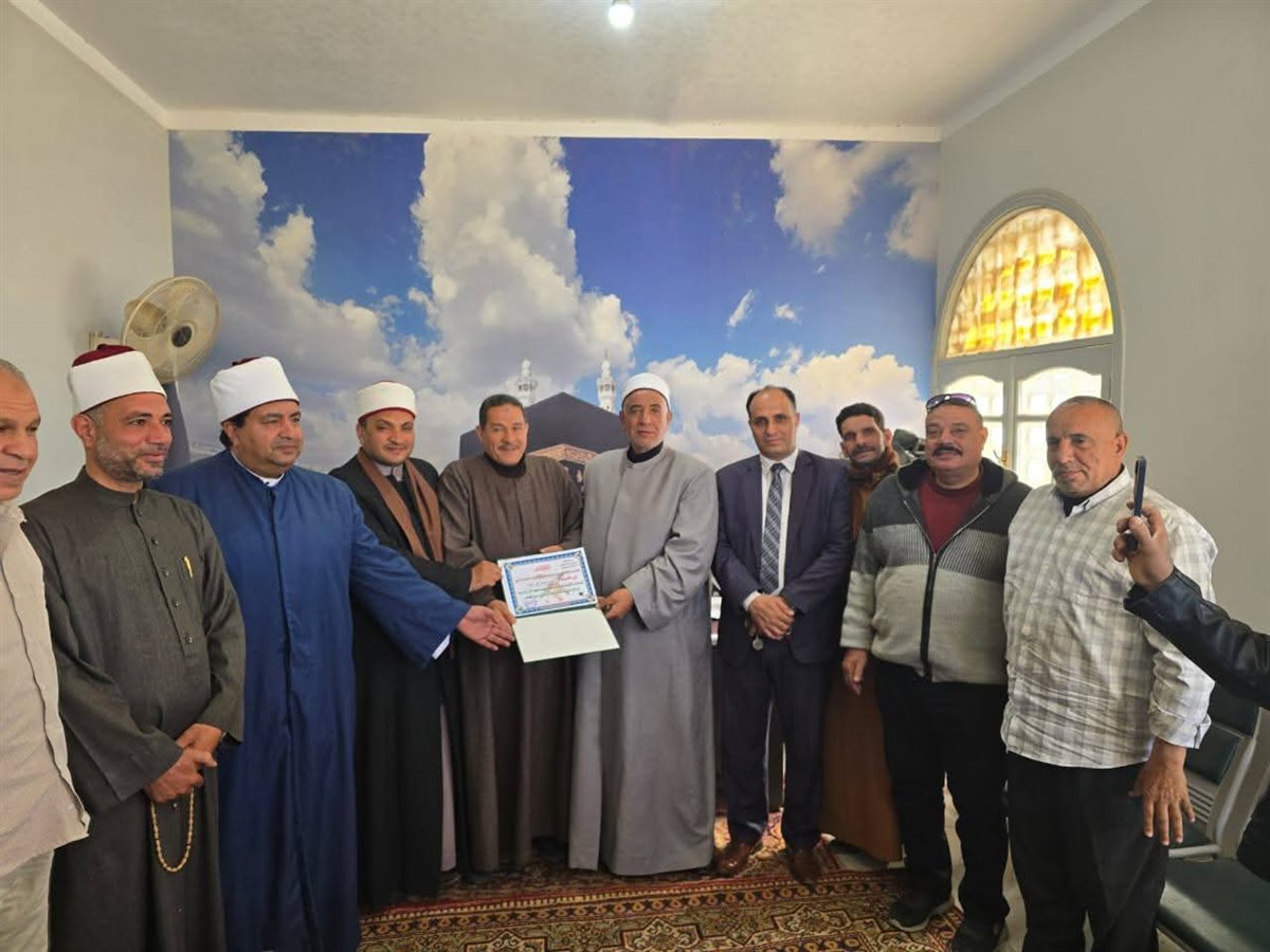 مدير مديرية أوقاف الفيوم يكرم الأستاذ حسن محمد علي لبلوغه سن المعاش