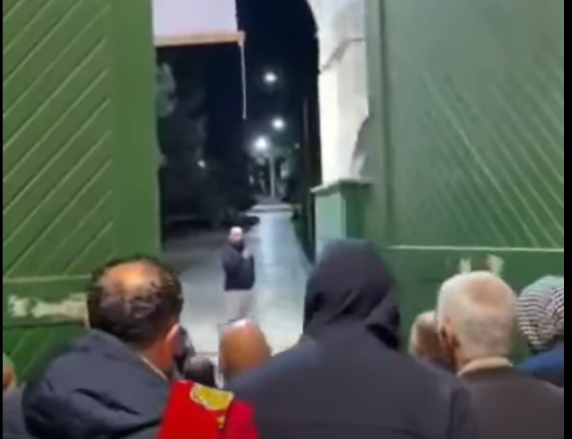 المسجد الأقصى يفتح أبوابه للصلاة