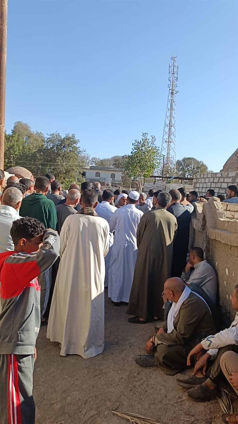 أهالى فيديمين يشيعون جثمان شباب لقى مصرعه غرقاً فى مياه بحر يوسف بالفيوم