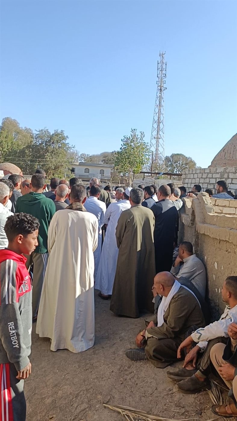 أهالى فيديمين يشيعون جثمان شباب لقى مصرعه غرقاً فى مياه بحر يوسف بالفيوم