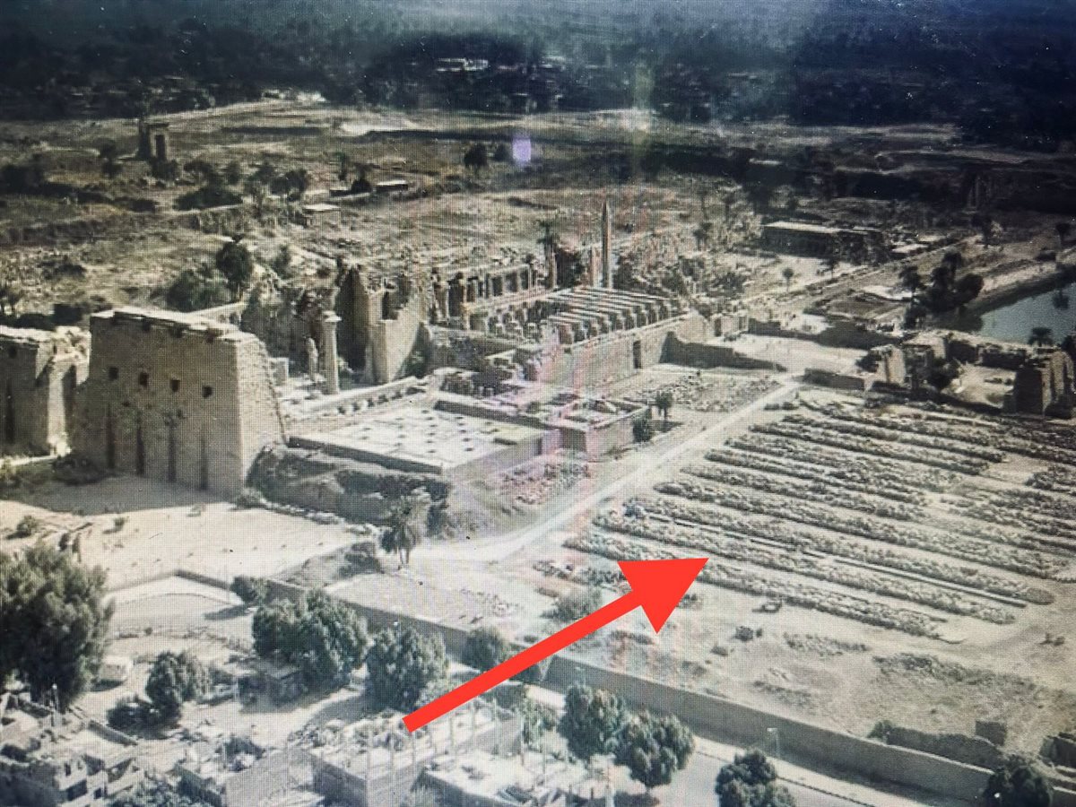 المصاطب التي تحتوي على كتل احجار الحجر الجيري لمقاصير الملك امنحتب الاول شمال غرب معبد خنسو بالكرنك