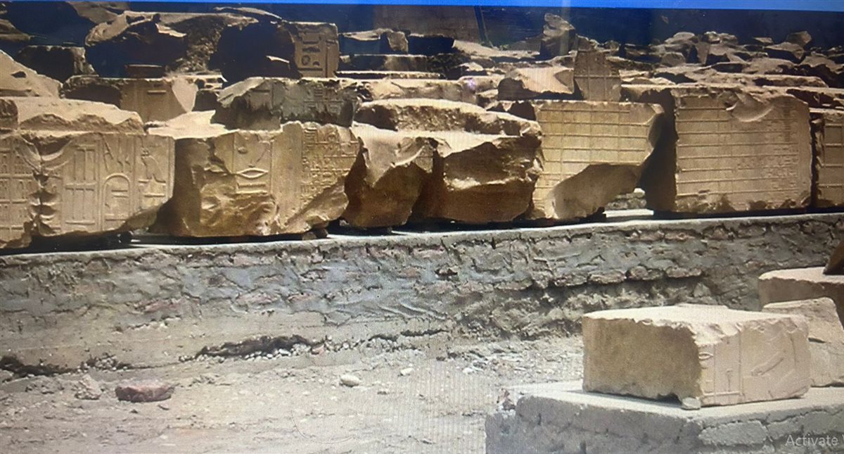 بعض كتل احجار الحجر الجيري الخاصة بالملك امنحتب الاول علي المصاطب بالكرنك