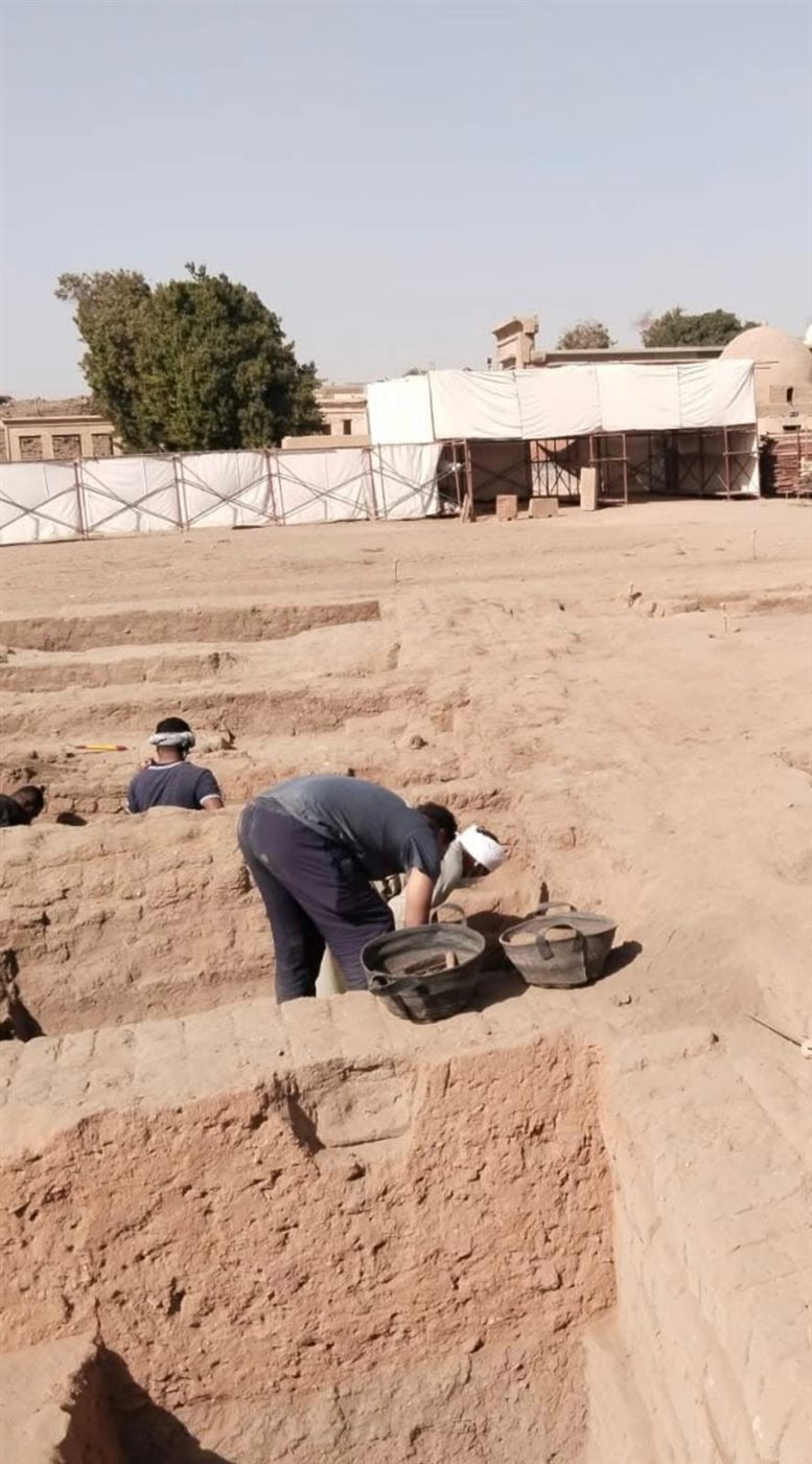 العمل في الحفائر بالموقع المقترح لاقامة مقاصير الملك امنحتب الاول شرق المتحف المفتوح بالكرنك