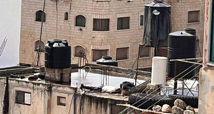 تعامل جنود إسرائيليين مع جثمان فلسطيني في الضفة الغربية