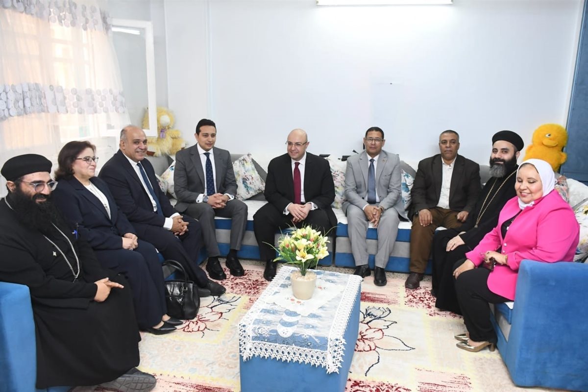 محافظ الفيوم يشارك الأطفال والمسنين فرحتهم بعيد القيامة المجيد