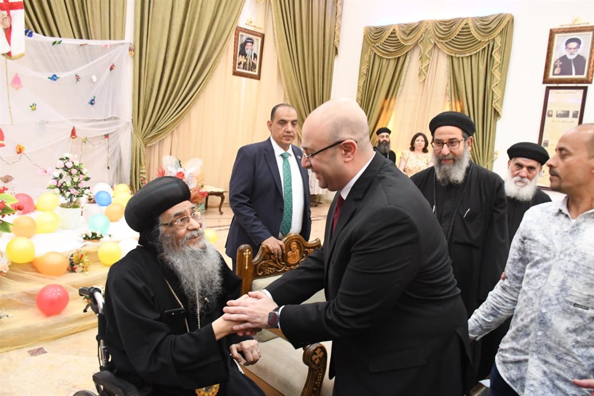 محافظ الفيوم يزور دير الأنبا إبرام بالعزب للتهنئة بعيد القيامة المجيد