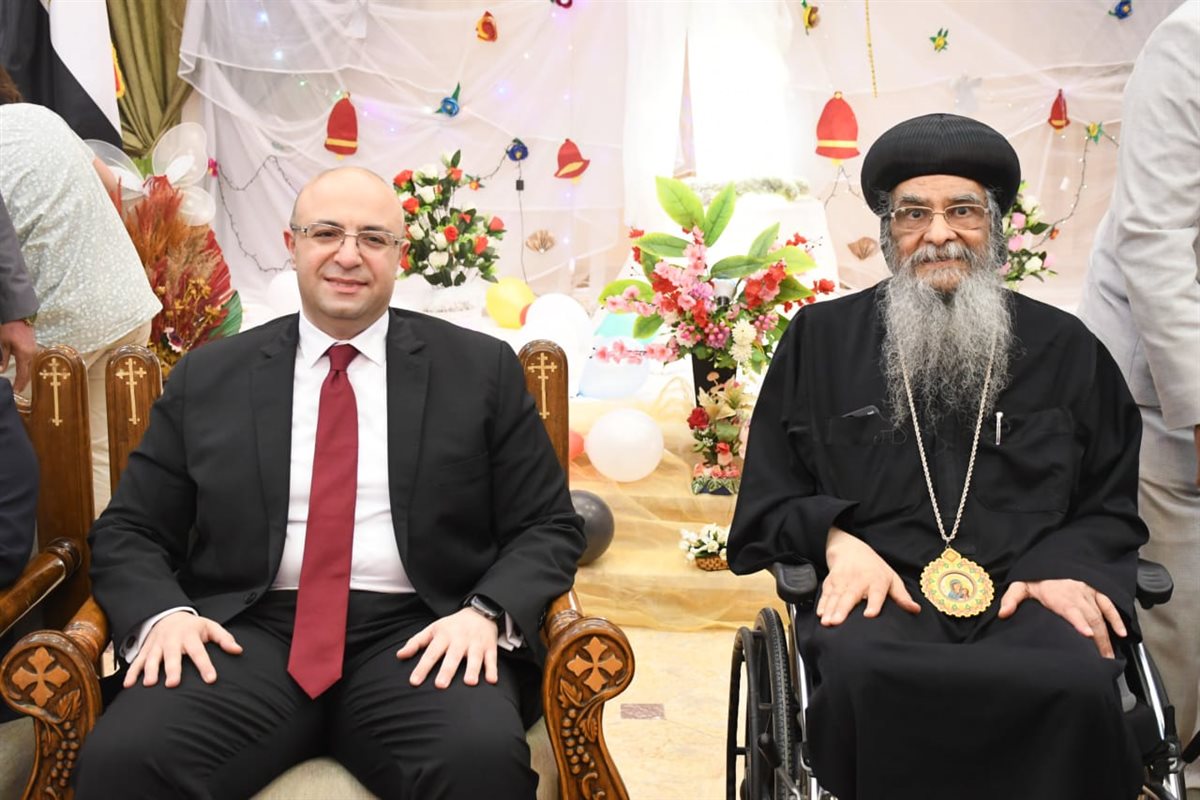 محافظ الفيوم يزور دير الأنبا إبرام بالعزب للتهنئة بعيد القيامة المجيد