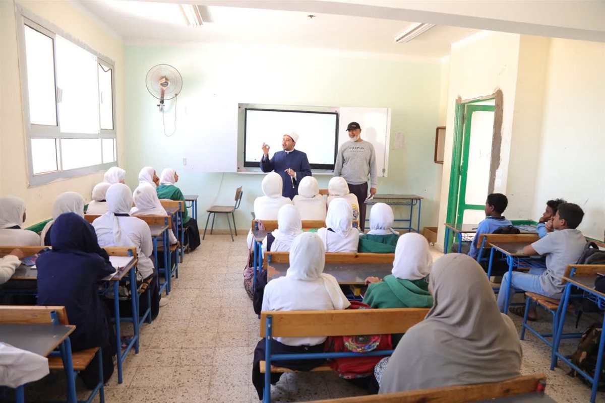 قافلة الأزهر تواصل عملها بمدارس شلاتين
