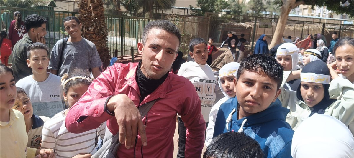 بالدف والأغانى: عماد شاب يجذب الزوار حوله فى حديقة حيوان الفيوم بشم النسيم