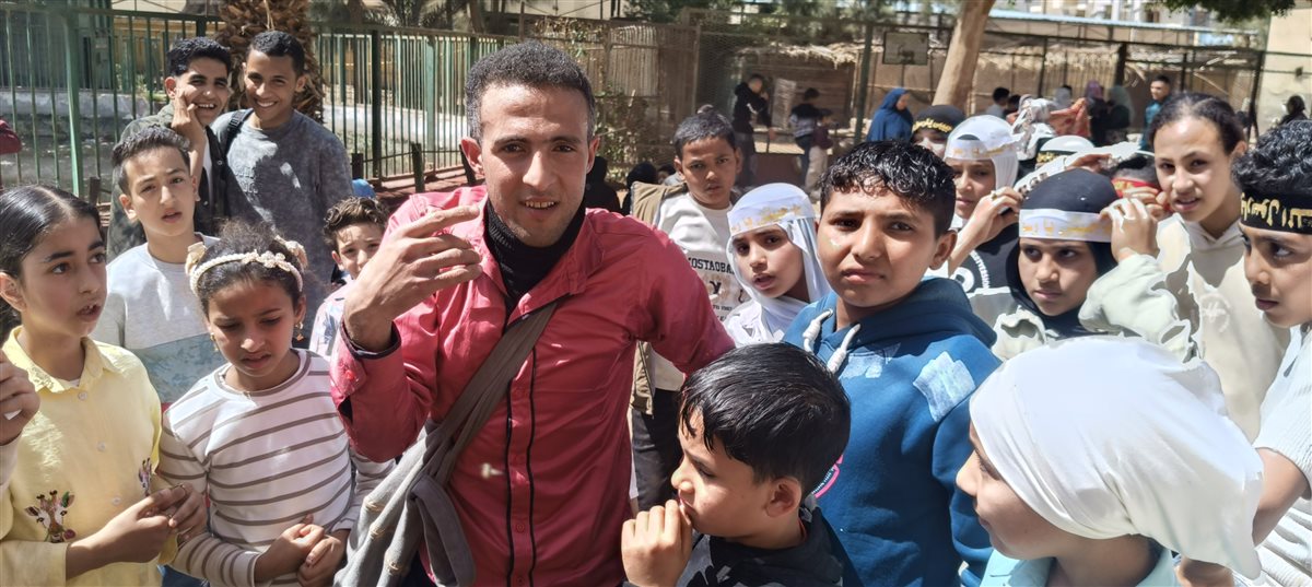 بالدف والأغانى: عماد شاب يجذب الزوار حوله فى حديقة حيوان الفيوم بشم النسيم