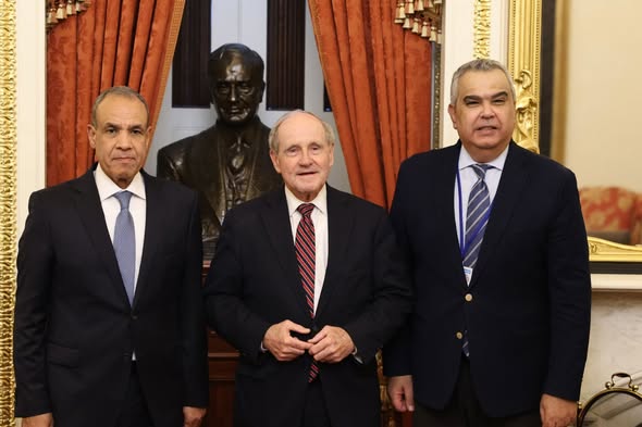 <strong>وزير الخارجية يلتقي رئيس لجنة العلاقات الخارجية بمجلس الشيوخ الأمريكي</strong>