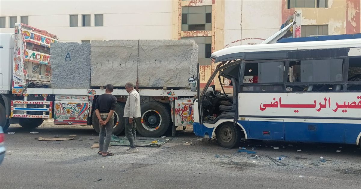 تصادم أتوبيس مدرسة وسيارة نقل