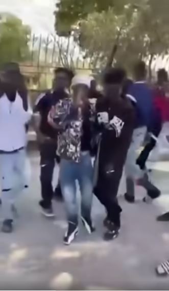 <strong>رقص شباب سودانيين بالأسلحة البيضاء في القاهرة</strong>