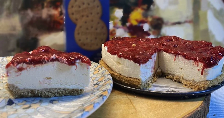 &nbsp;طريقة عمل تشيز كيك بصوص الفراولة