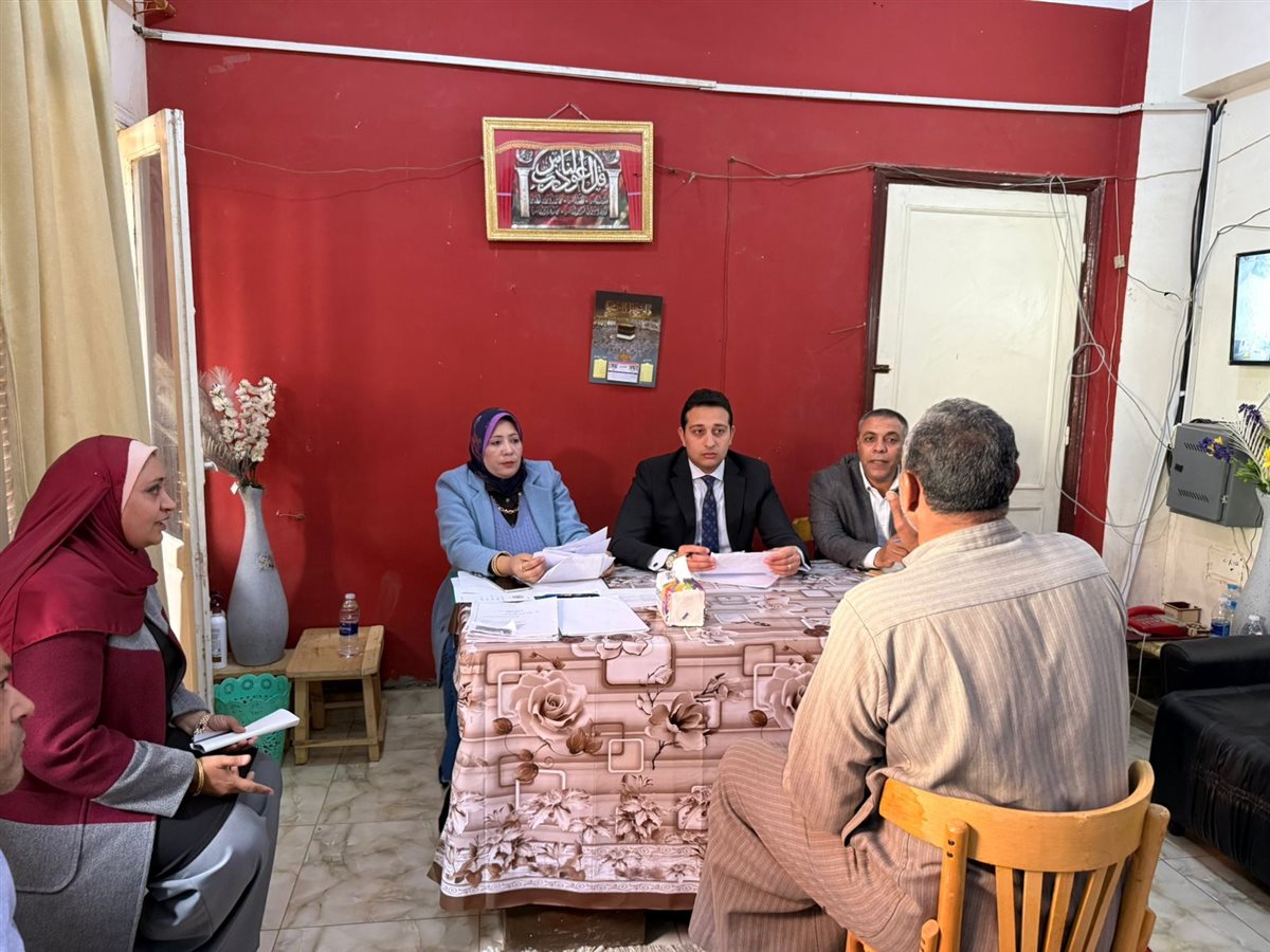 نائب محافظ الفيوم يلتقى 13 حالة ويبحث 33 طلب بلقاءً لخدمة المواطنين بقرية الشيخ فضل