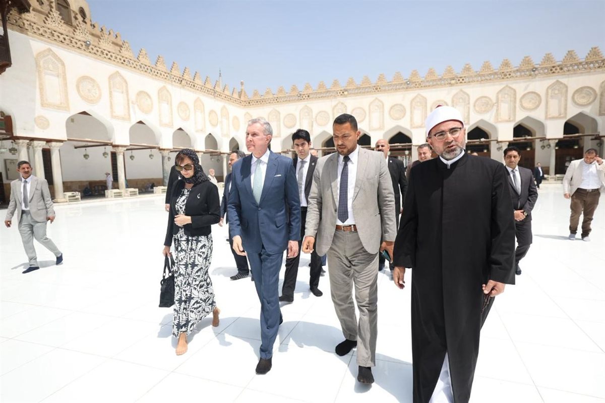 جانب من جولة أمير رومانيا بالجامع الأزهر