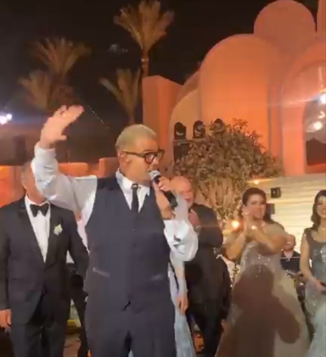 عمرو دياب في حفل زفاف ابنة المنتج محمد السعدي