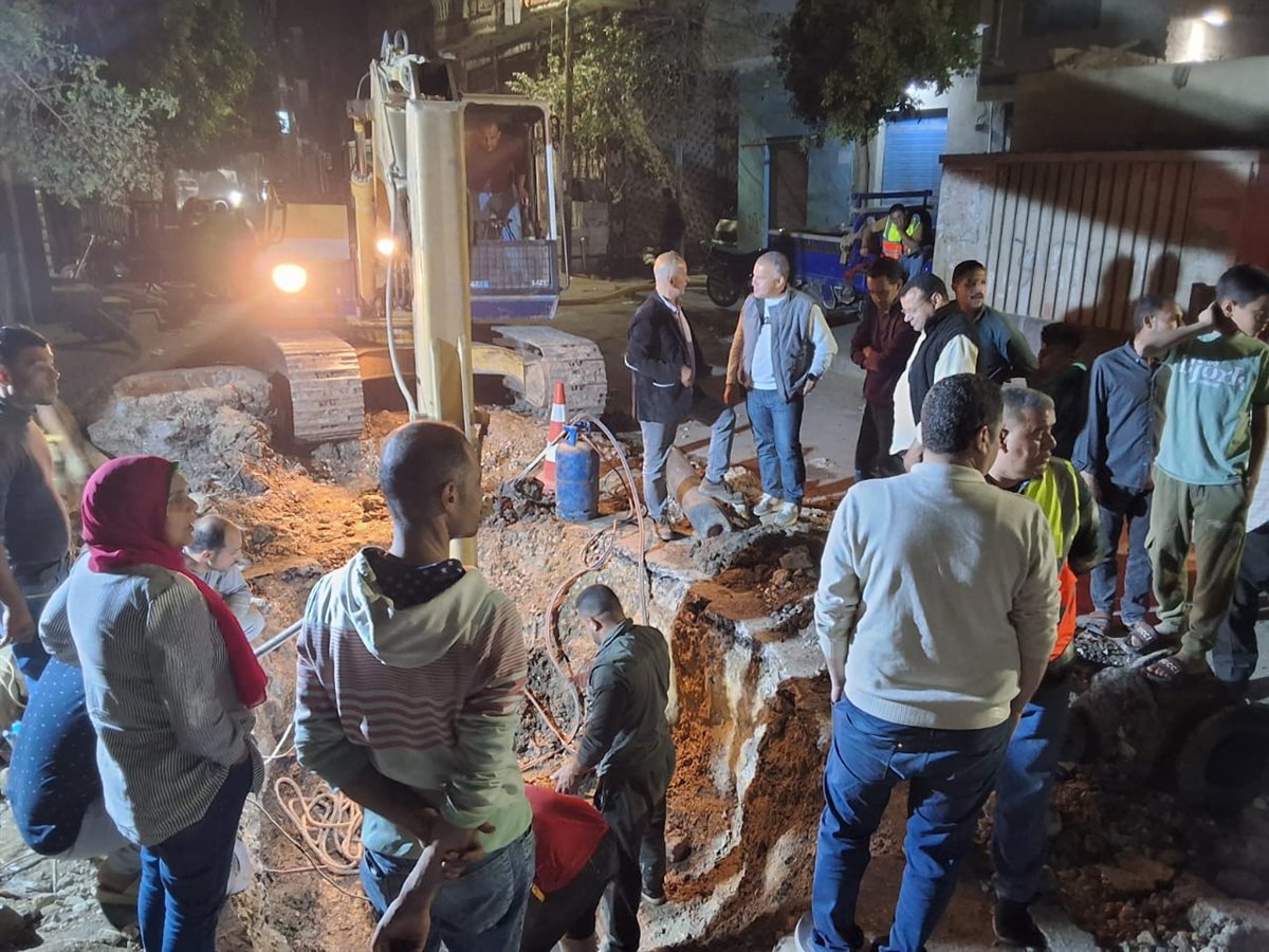 رئيس مياه الفيوم يترأس أعمال إصلاح خط طرد محطة رفع قحافة ويشيد بسرعة الانتهاء