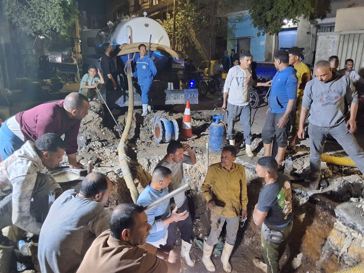 رئيس مياه الفيوم يترأس أعمال إصلاح خط طرد محطة رفع قحافة ويشيد بسرعة الانتهاء