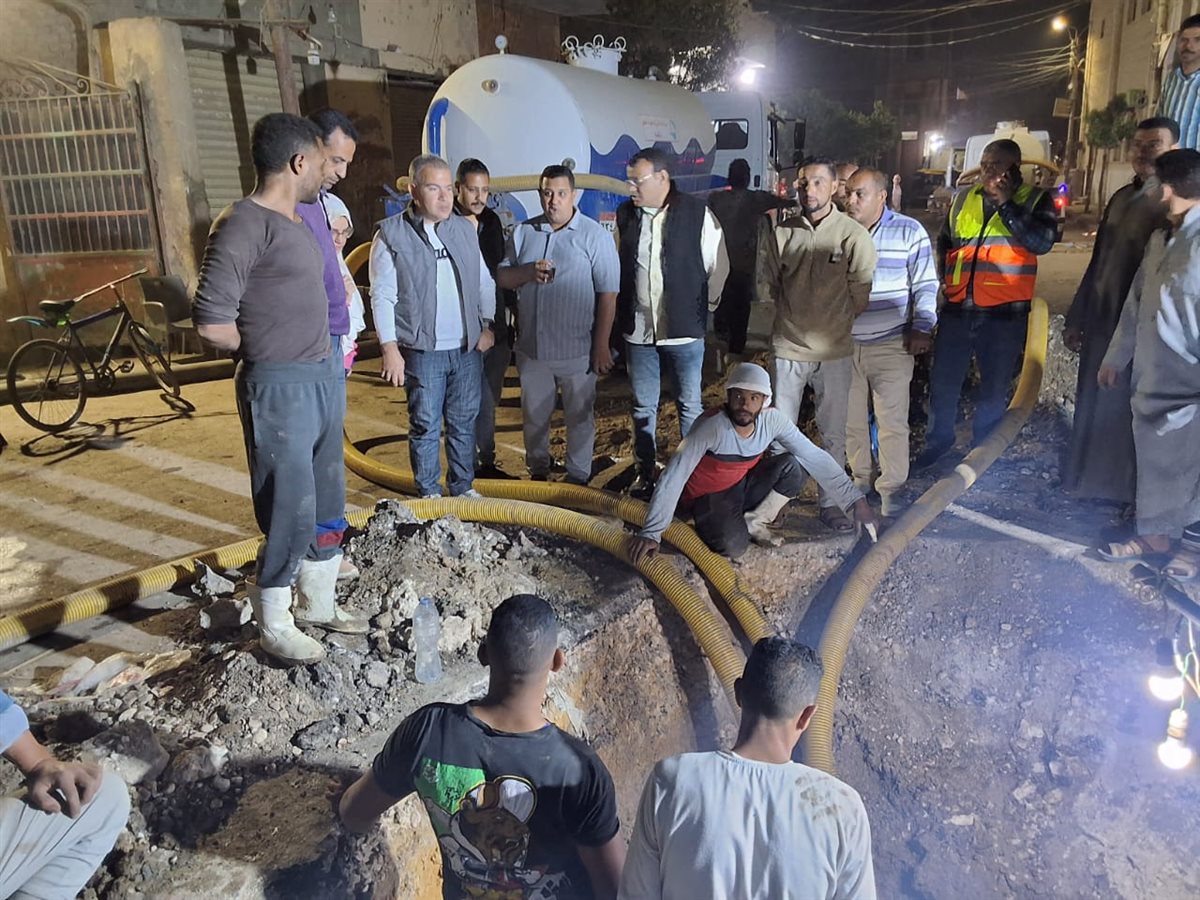 رئيس مياه الفيوم يترأس أعمال إصلاح خط طرد محطة رفع قحافة ويشيد بسرعة الانتهاء