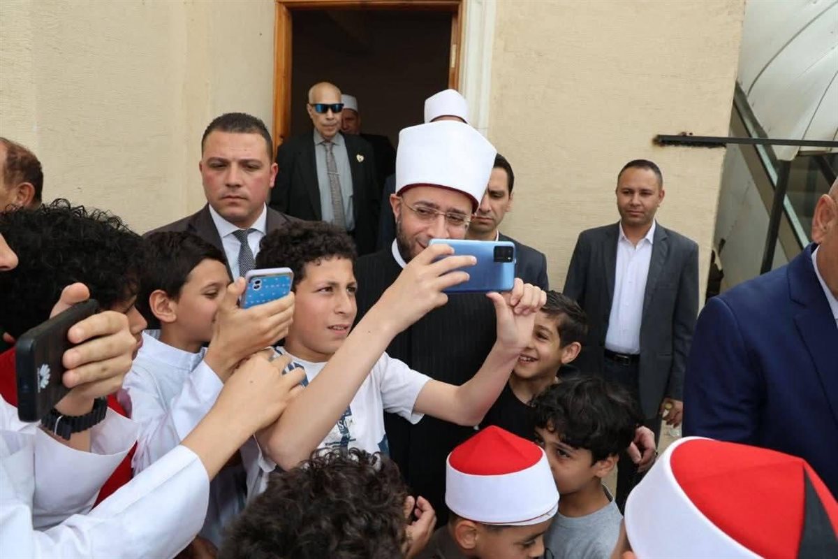 وزير الأوقاف يلتقط الصور التذكارية مع رواد مسجد أحباب المصطفى