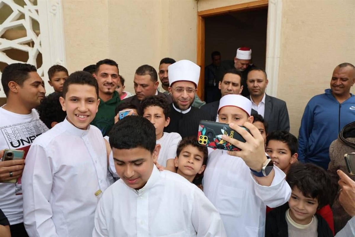 وزير الأوقاف يلتقط الصور التذكارية مع رواد مسجد أحباب المصطفى