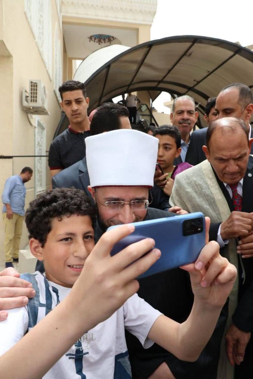 وزير الأوقاف يلتقط الصور التذكارية مع رواد مسجد أحباب المصطفى
