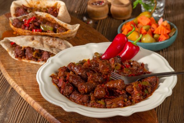 طريقة عمل الرقاق الطرى بالسجق