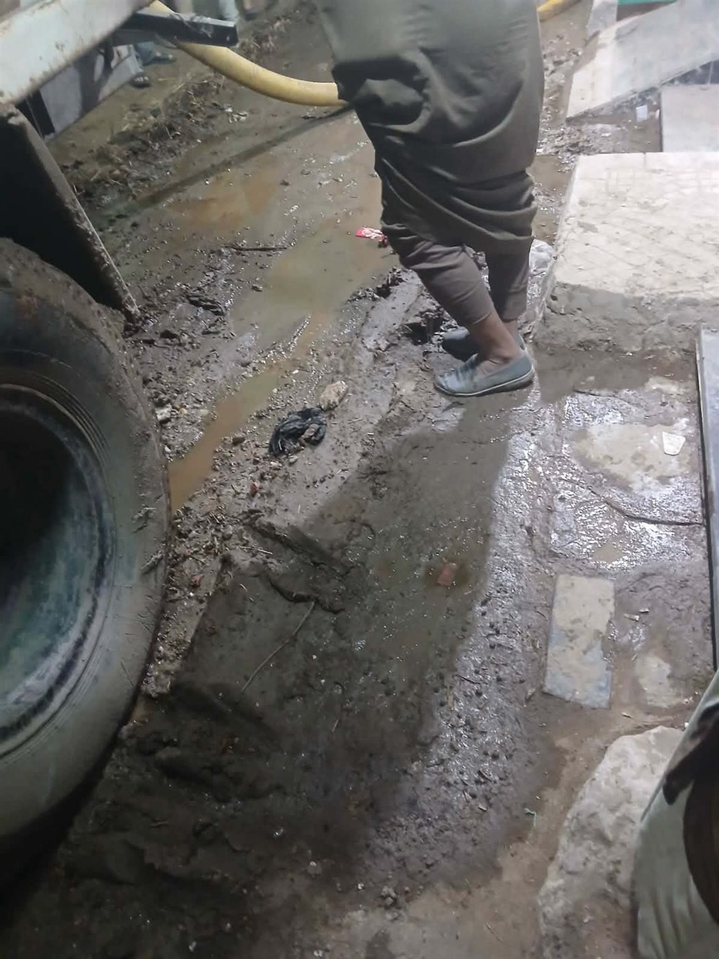 غنيم: انتهاء أعمال كسح تراكمات المياه وتسليك مواسيرالصرف الصحي بالسنباط ومناشي الخطيب