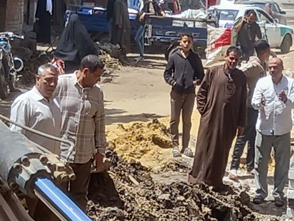 غنيم: انتهاء أعمال كسح تراكمات المياه وتسليك مواسيرالصرف الصحي بالسنباط ومناشي الخطيب