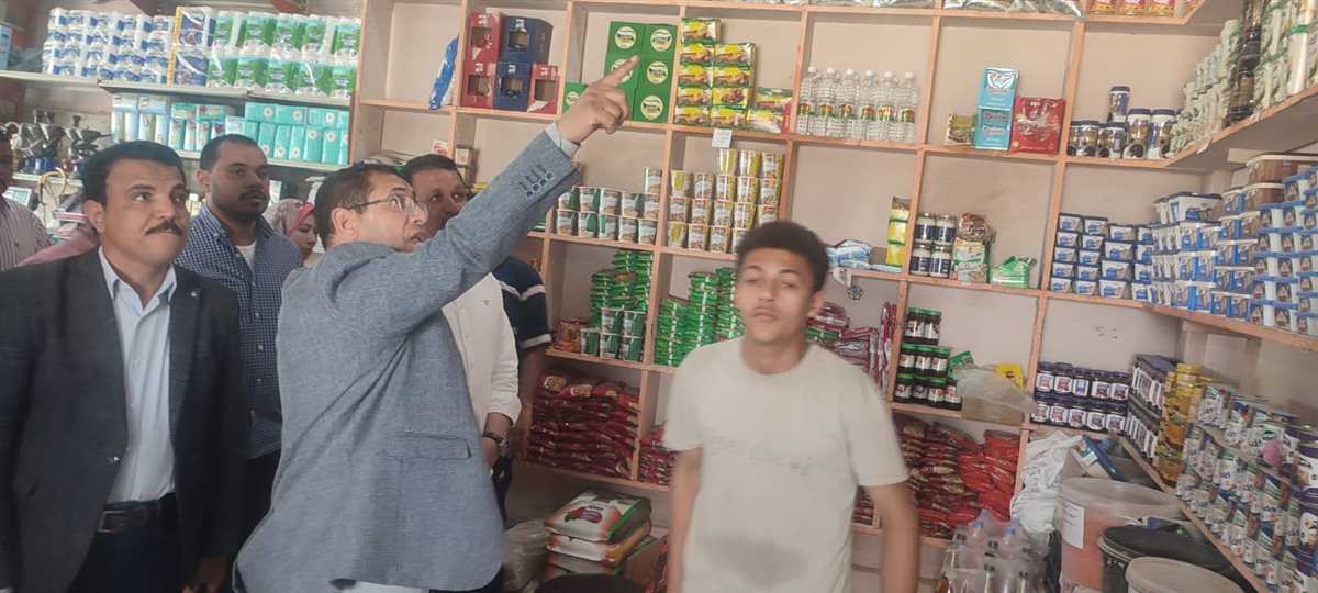 سكرتير عام المساعد للفيوم يتفقد عدداً من المحال التجارية بيوسف الصديق للتأكد من جودة المعروض من السلع واستقرار الأسعار