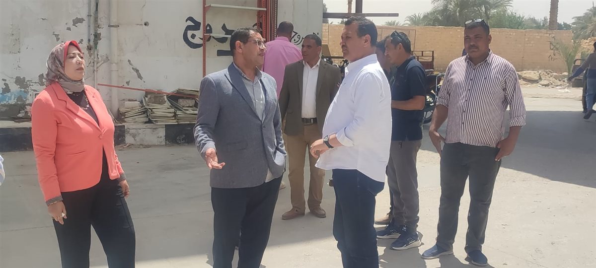 سكرتير عام المساعد للفيوم يتفقد عدداً من المحال التجارية بيوسف الصديق للتأكد من جودة المعروض من السلع واستقرار الأسعار