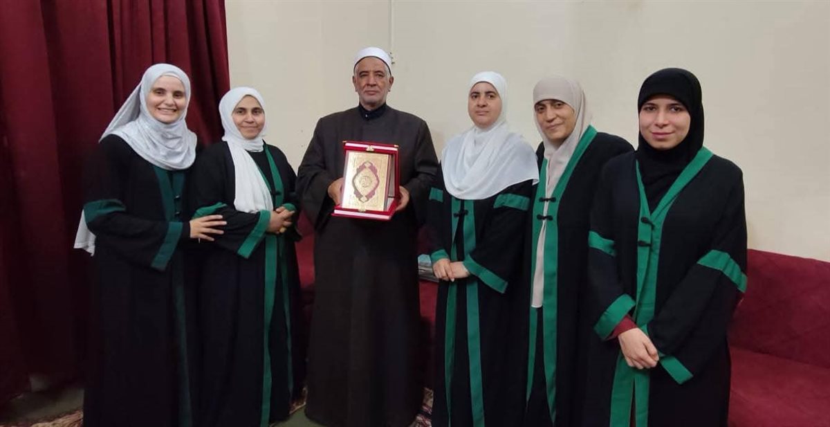 واعظات أوقاف الفيوم يكرمن مدير المديرية تقديرًا لجهوده الدعوية والإدارية
