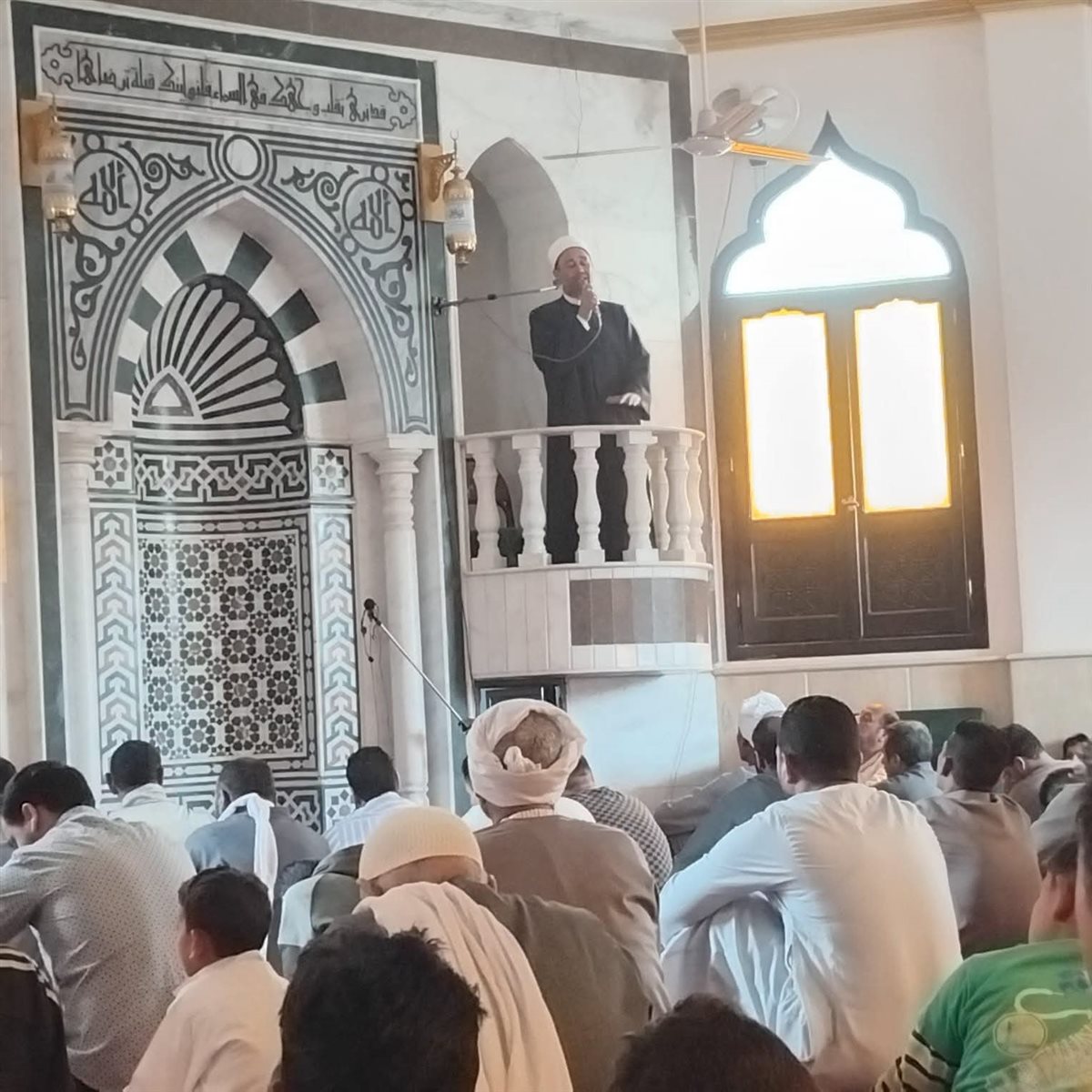 جانب من مبادرة تحدث معنا