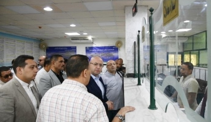 محافظ الفيوم يتفقد سيرالعمل بالمركزالتكنولوجي بيوسف الصديق يناقش المترددين على المركز التكنولوجي حول مستوى الخدمات&nbsp;