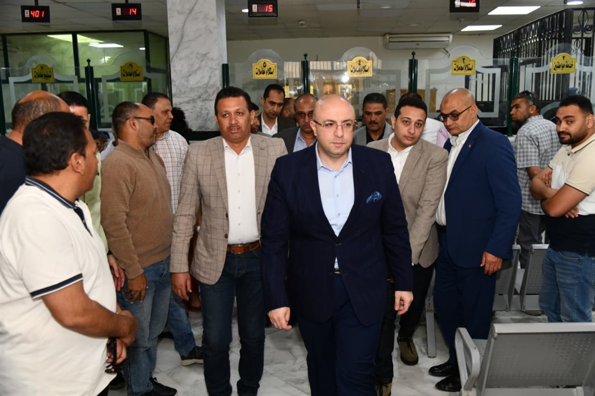 محافظ الفيوم يتفقد سيرالعمل بالمركزالتكنولوجي بيوسف الصديق يناقش المترددين على المركز التكنولوجي حول مستوى الخدمات&nbsp;