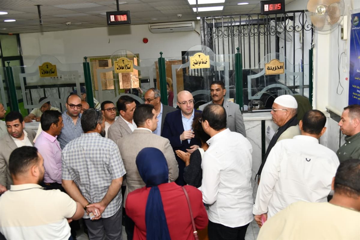 محافظ الفيوم يتفقد سيرالعمل بالمركزالتكنولوجي بيوسف الصديق يناقش المترددين على المركز التكنولوجي حول مستوى الخدمات&nbsp;