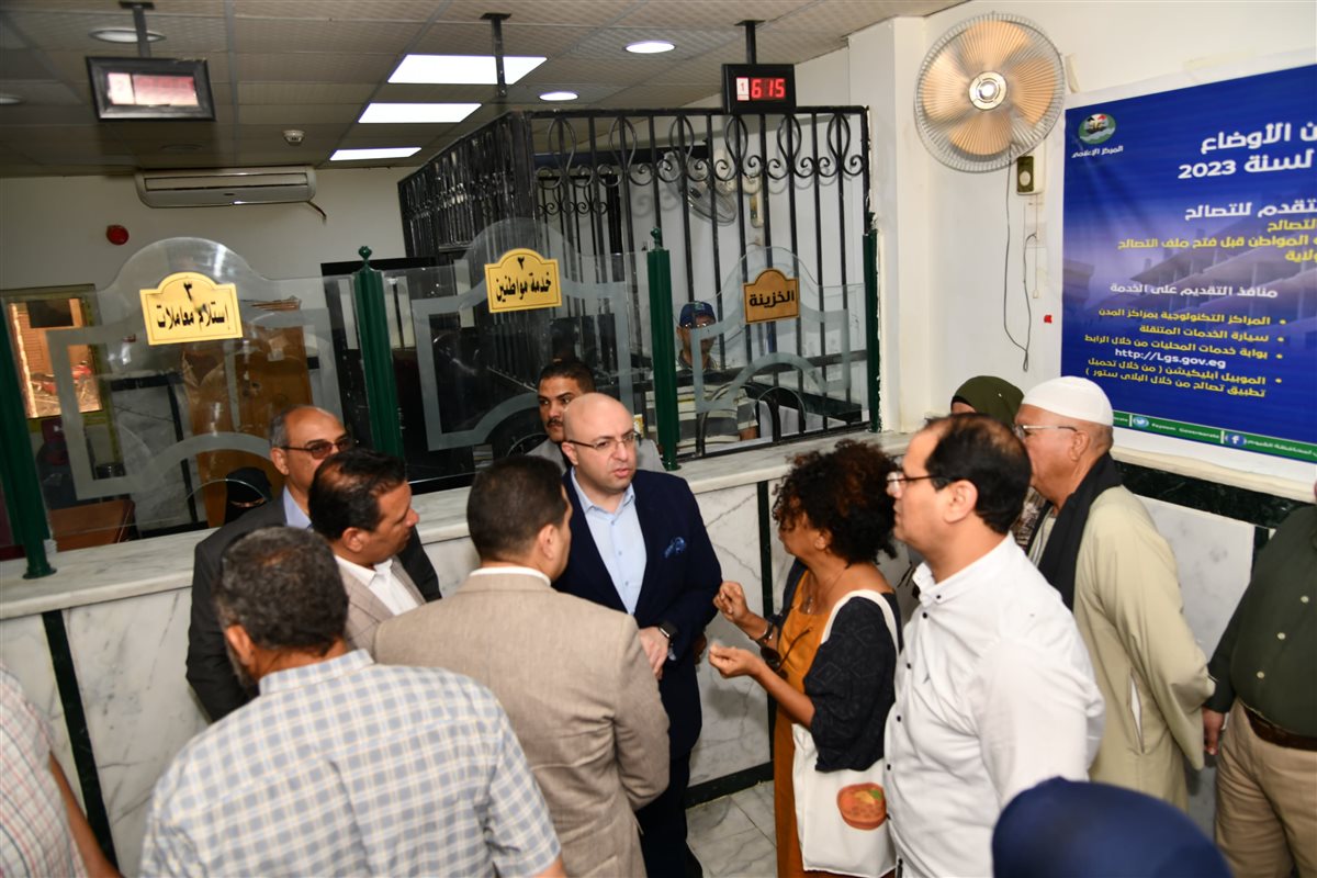 محافظ الفيوم يتفقد سيرالعمل بالمركزالتكنولوجي بيوسف الصديق يناقش المترددين على المركز التكنولوجي حول مستوى الخدمات&nbsp;