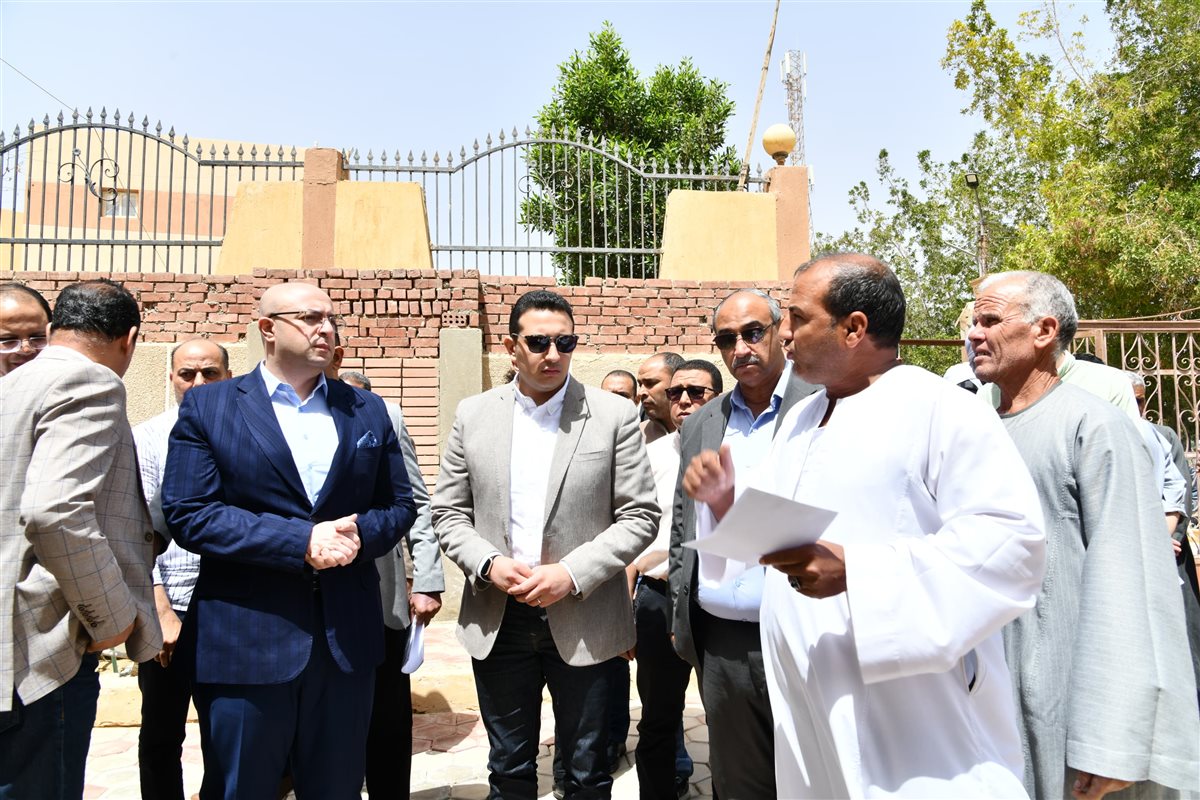 محافظ الفيوم يتفقد سيرالعمل بالمركزالتكنولوجي بيوسف الصديق يناقش المترددين على المركز التكنولوجي حول مستوى الخدمات&nbsp;