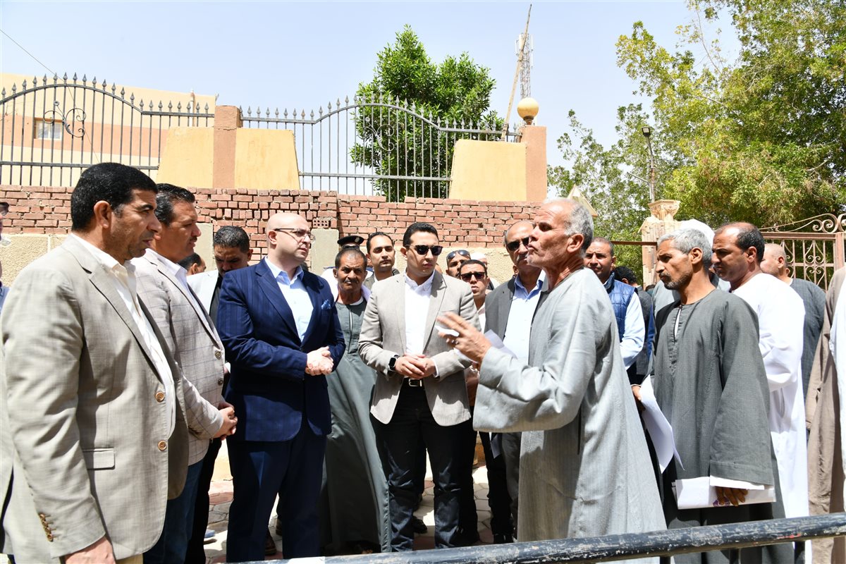 محافظ الفيوم يتفقد سيرالعمل بالمركزالتكنولوجي بيوسف الصديق يناقش المترددين على المركز التكنولوجي حول مستوى الخدمات&nbsp;