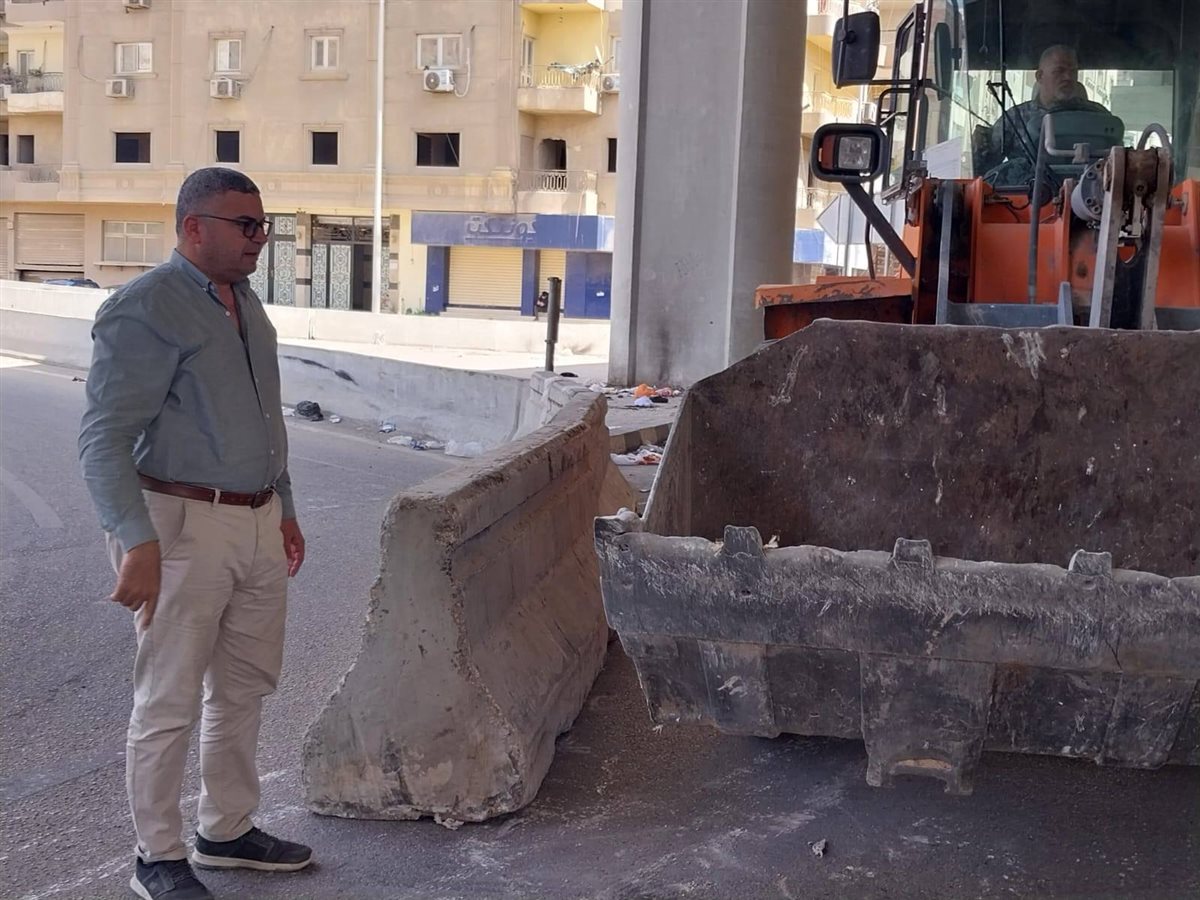 جانب من تركيب الحواجز الخرسانية&nbsp;